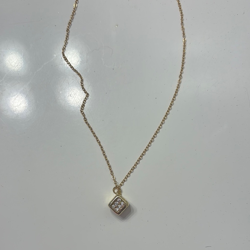 Elegant Gold Necklace with Diamond Pendant